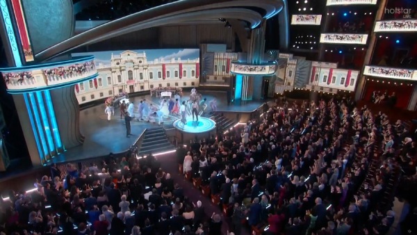 ரசிகர்களை மிரட்டிய நடனம் 