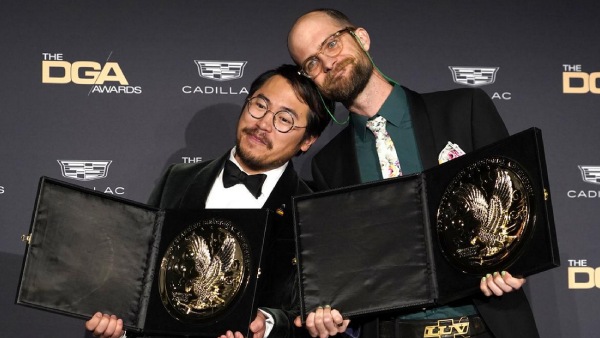  சிறந்த திரைப்படம் - எவ்ரிதிங் எவ்ரிவேர் ஆல் அட் ஒன்ஸ்