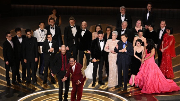 7 விருதுகளை அள்ளிய எவ்ரிதிங் எவ்ரிவேர் ஆல் அட் ஒன்ஸ் 7 விருதுகளை அள்ளிய எவ்ரிதிங் எவ்ரிவேர் ஆல் அட் ஒன்ஸ்