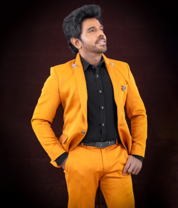 புது கூலர்ஸ், லேசா கொஞ்சம் தாடி புது கூலர்ஸ், லேசா கொஞ்சம் தாடி