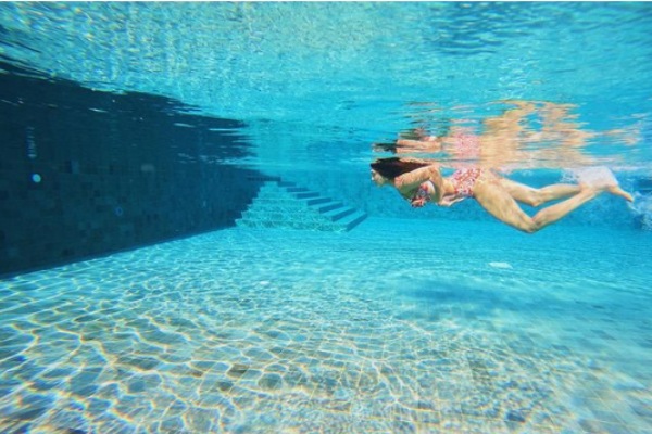 பிகினி உடையில் நீச்சல் 