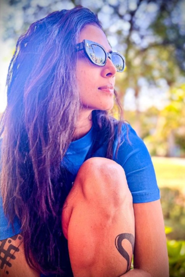 முட்டித் தெரிய போஸ் 