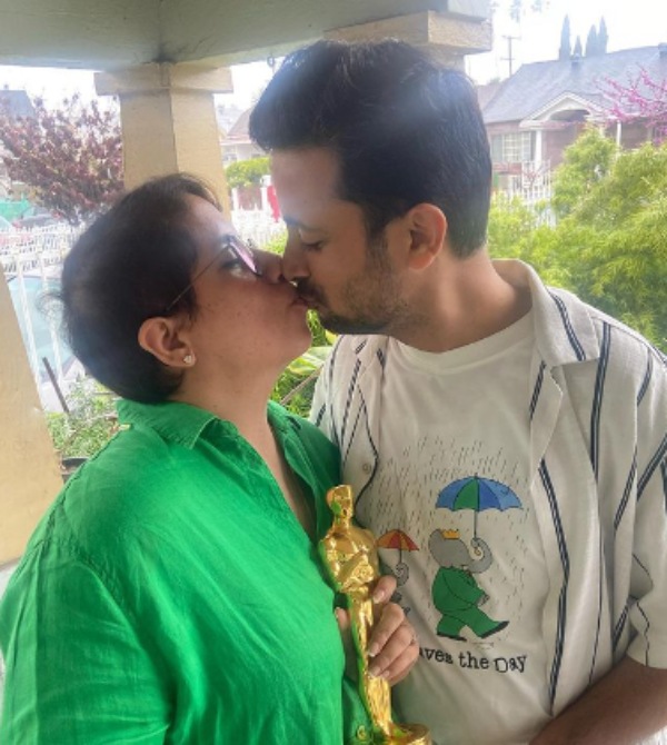 கணவருக்கு லிப் லாக் 