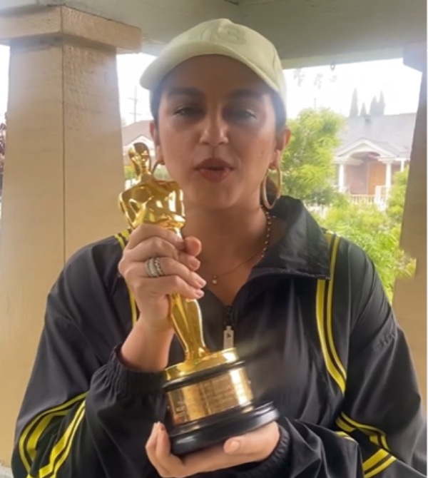 அஜித் ஹீரோயின் கையில் ஆஸ்கர் 