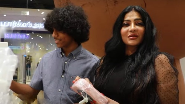 மகனுடன் ஷாப்பிங் 