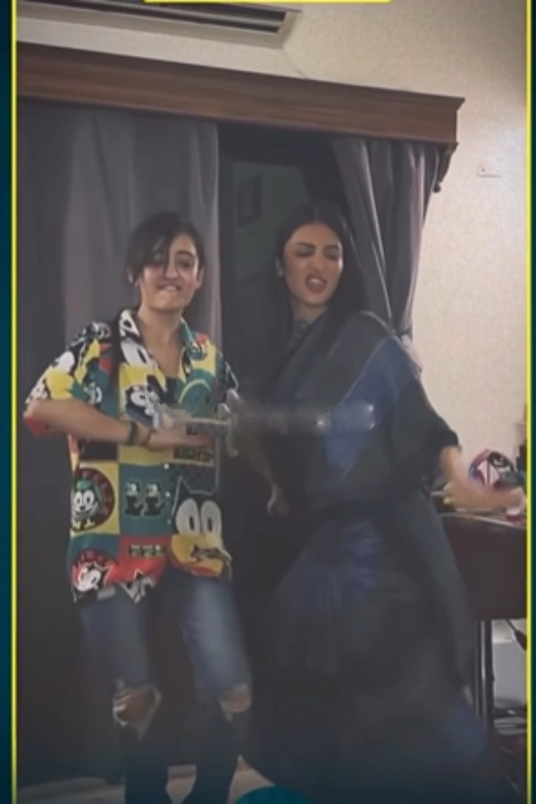 அக்ஷராவுடன் முரட்டு குத்து 