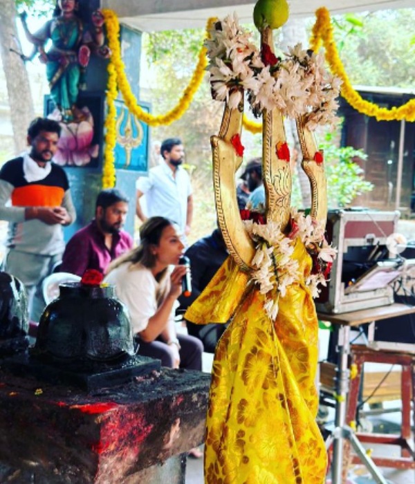 பழமையான கோயிலில் சூட்டிங் 