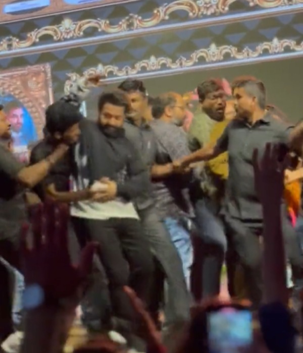  பாய்ந்து வந்த ரசிகர் 