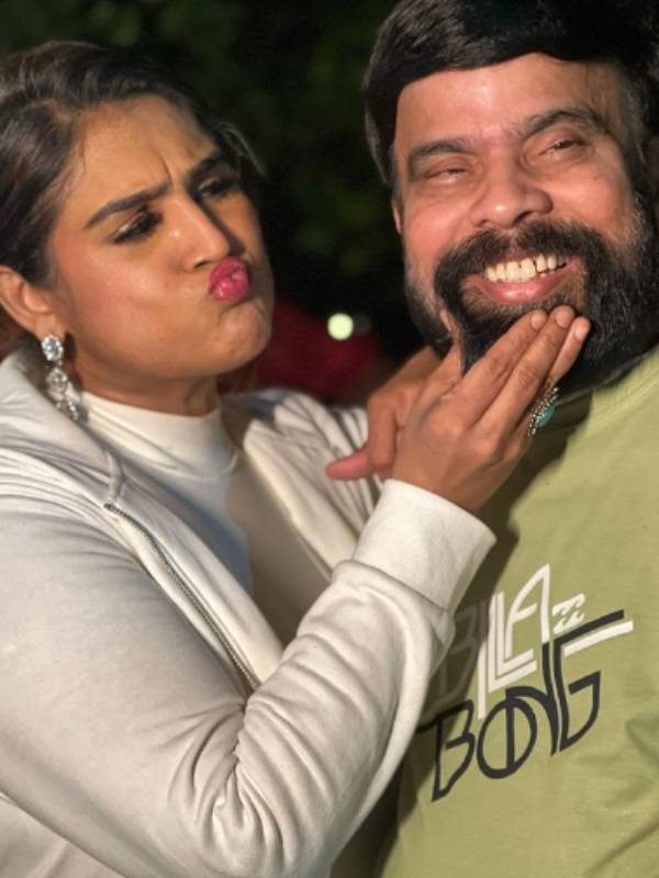 முத்தம் கொடுப்பதை போல