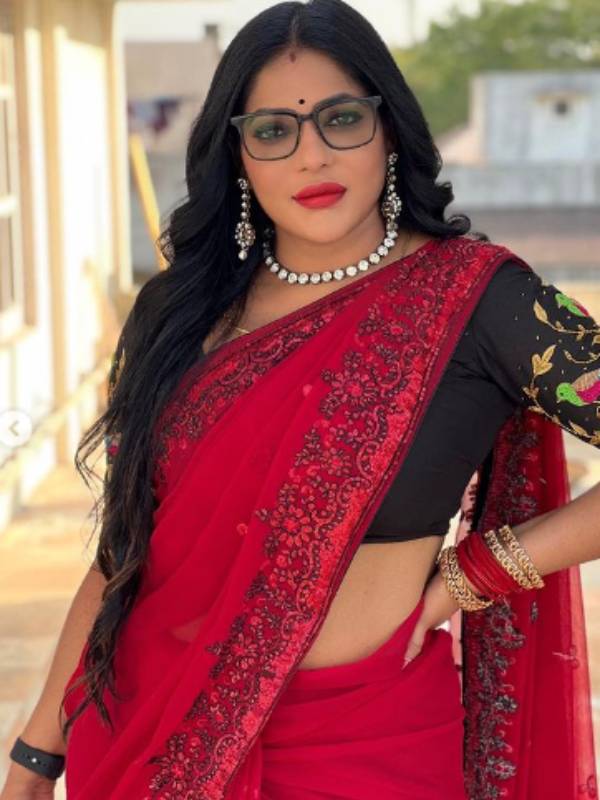 மியா அலிகான் போல மாறிய ரேஷ்மா