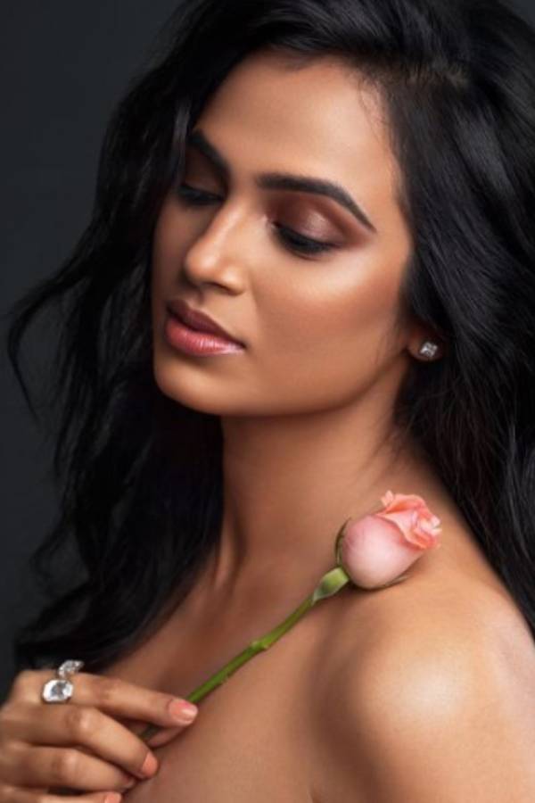 அரை நிர்வாணமாக