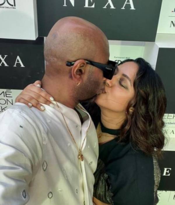 மனைவிக்கு லிப் லாக் 