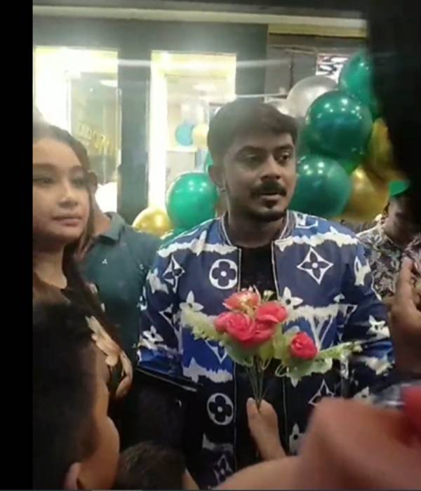 பூங்கொடுத்துடன் வந்த சிறுவர்கள்