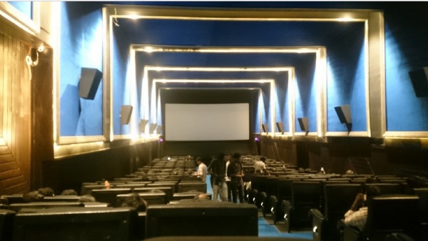 பரபரப்பான தியேட்டர்