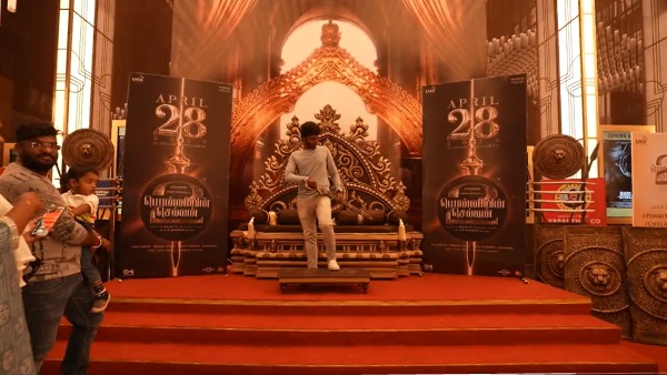  செல்ஃபி எடுத்து மகிழும் ரசிகர்கள் 