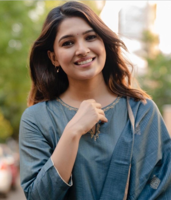 சேலையை சரி செய்தாலும் 