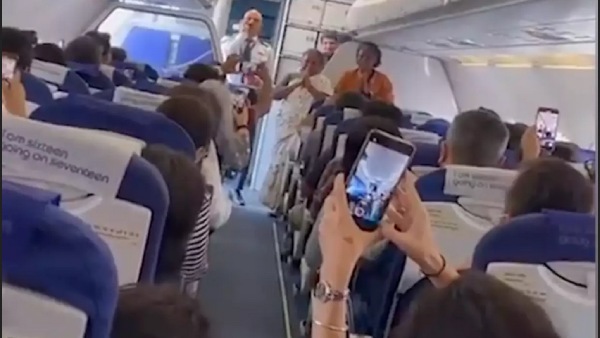 கைத்தட்டி பாராட்டிய பயணிகள் 