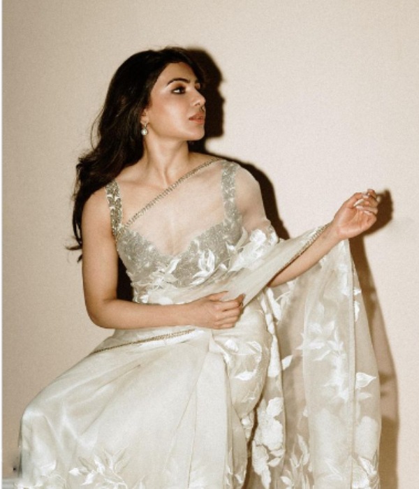 டிரான்ஸ்பரன்ட் சேலையில் 