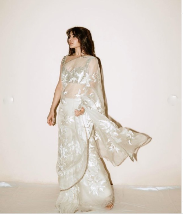 சைடு போஸில் சகலமும் 