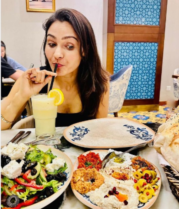 உணவுகளை வெளுத்துக்கட்டும் ஆன்ட்ரியா 