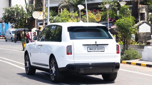 பல சொகுசு கார்கள்