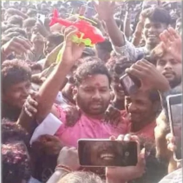 ஹெலிகாப்டருடன் வந்த கூல் சுரேஷ் 