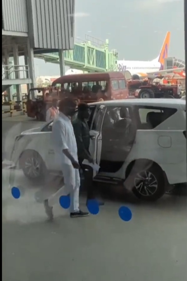 காஷ்மீரிலிருந்து சென்னை திரும்பிய விஜய் 