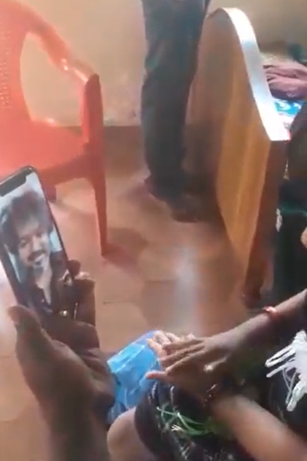 வீடியோ காலில் வந்த விஜய் 