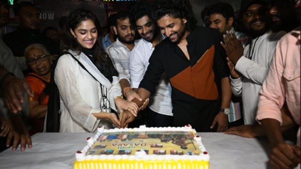 கேக் வெட்டி கொண்டாட்டம் 