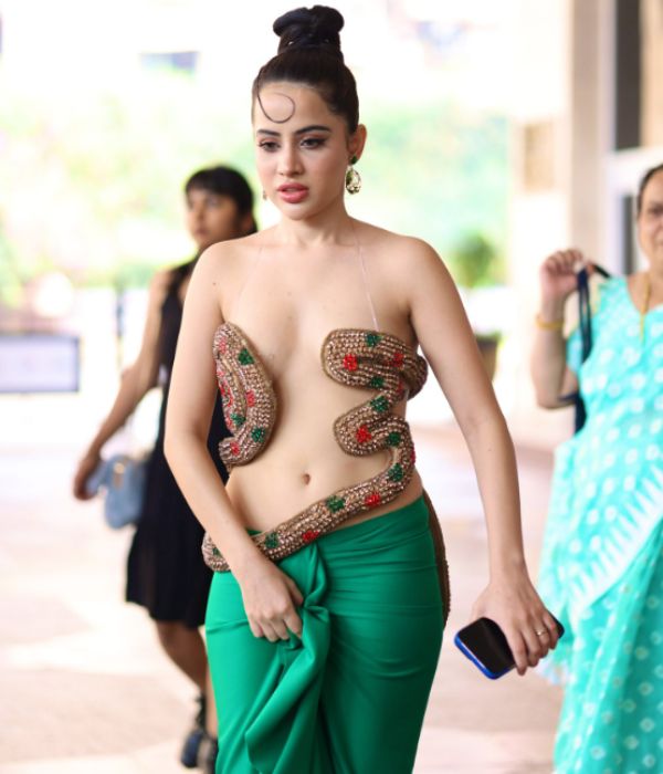 பாம்பு சுத்திட்டு இருக்கா 