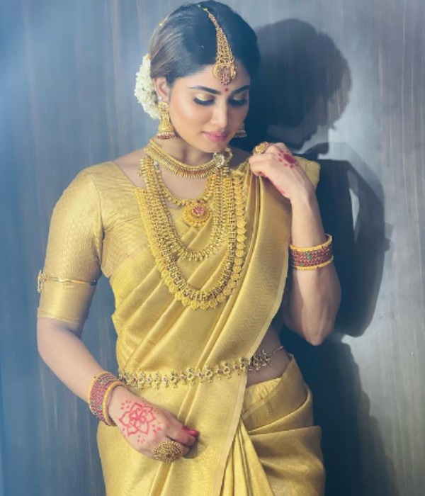 மணப்பெண் கோலத்தில் 