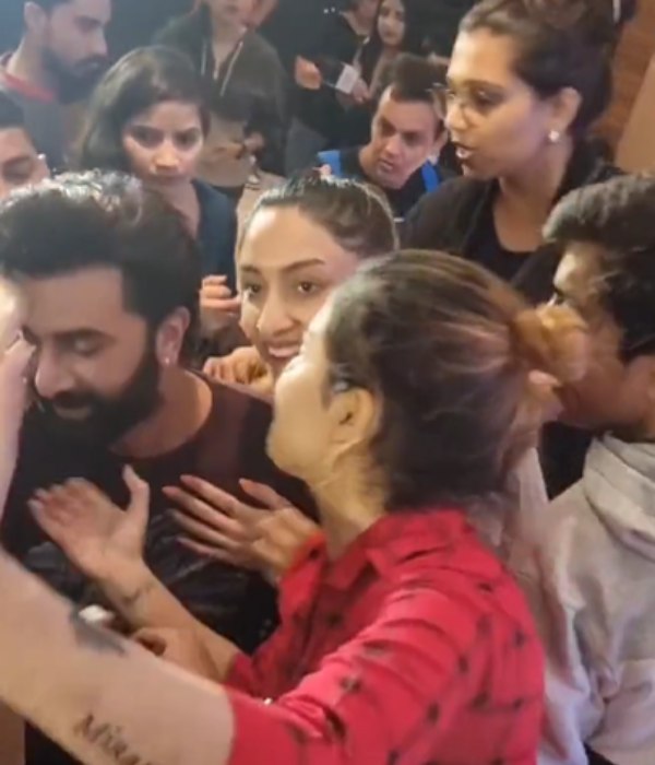 தூ ஜூதி மெயின் மக்கார் படத்தில் தூ ஜூதி மெயின் மக்கார் படத்தில்