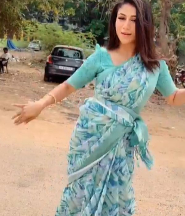 நடுரோட்டில் நடனம் 