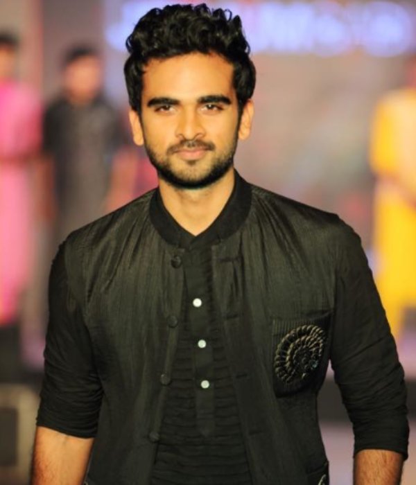  காதலில் விழுந்த ஹீரோ 