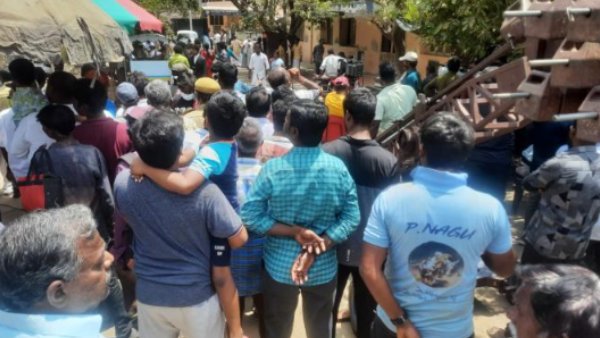 வேடிக்கை பார்க்க கூடிய கூட்டம்