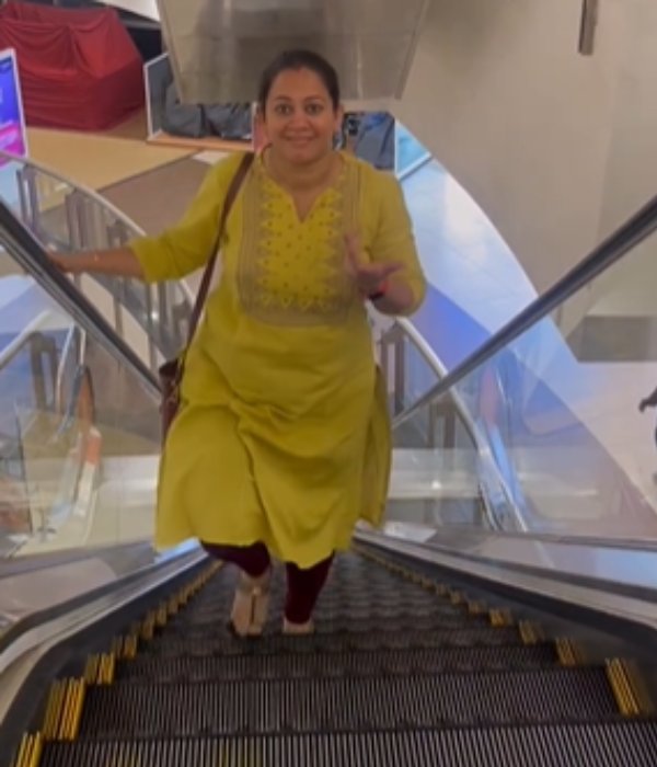 எஸ்கலேட்டரில் தலை கீழாக 