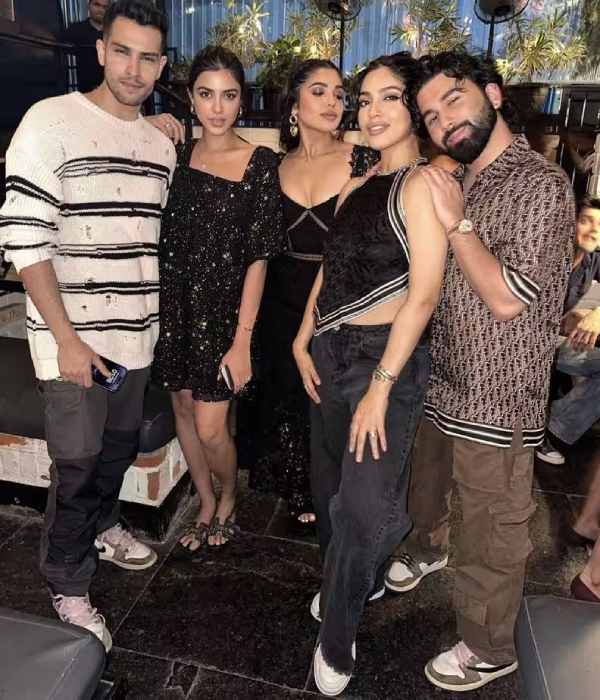 Sridevis daughter Khushi Kapoor Drunk in a party photos leaked on social media