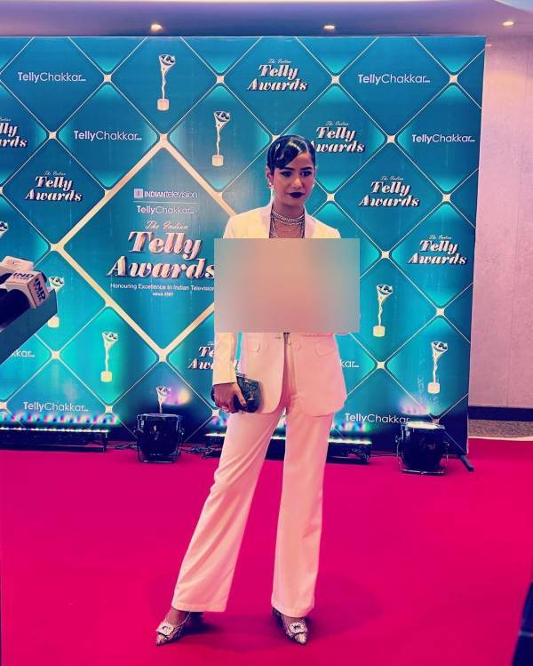 Poonam Pandey reveals her breasts in Award function stirs controversy 