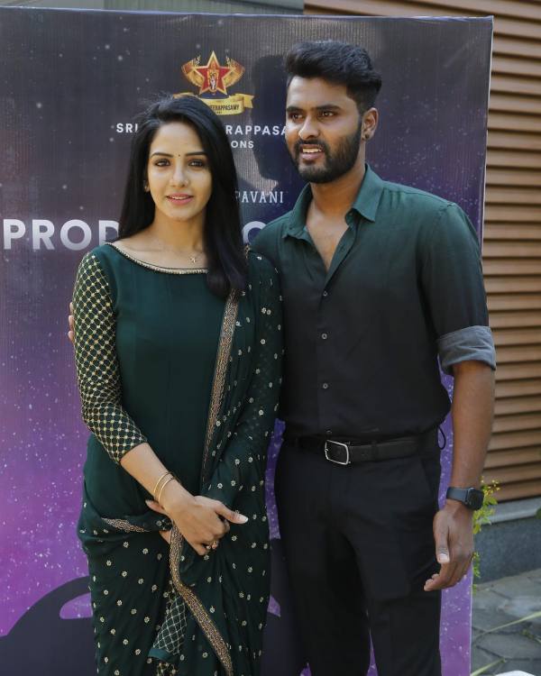 Bigg Boss Amir and Pavni shares muhurat pooja stills for their new movie 