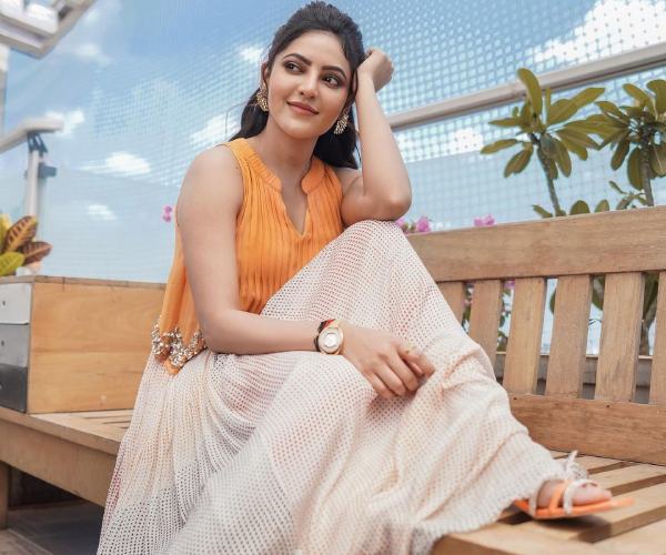 கவர்ச்சியில் அதகளம்