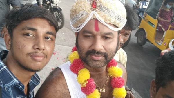 குதிரையில் வந்த கூல் சுரேஷ்