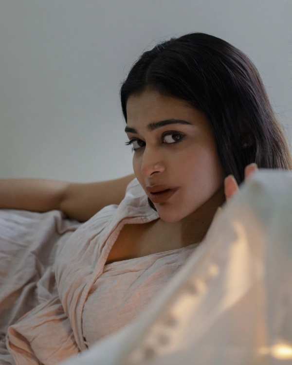 actress dharsha gupta stunning photos on instagram