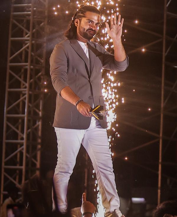 சிம்புவுக்கு விருது வழங்கினார் சிம்புவுக்கு விருது வழங்கினார்