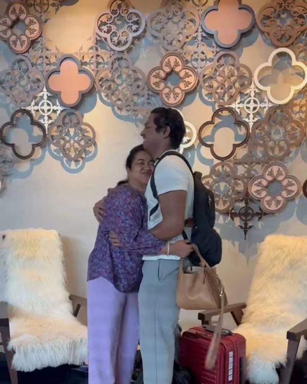  Varisu: A family photo of Sarathkumar, Raadhika with her son Rahul has been released 