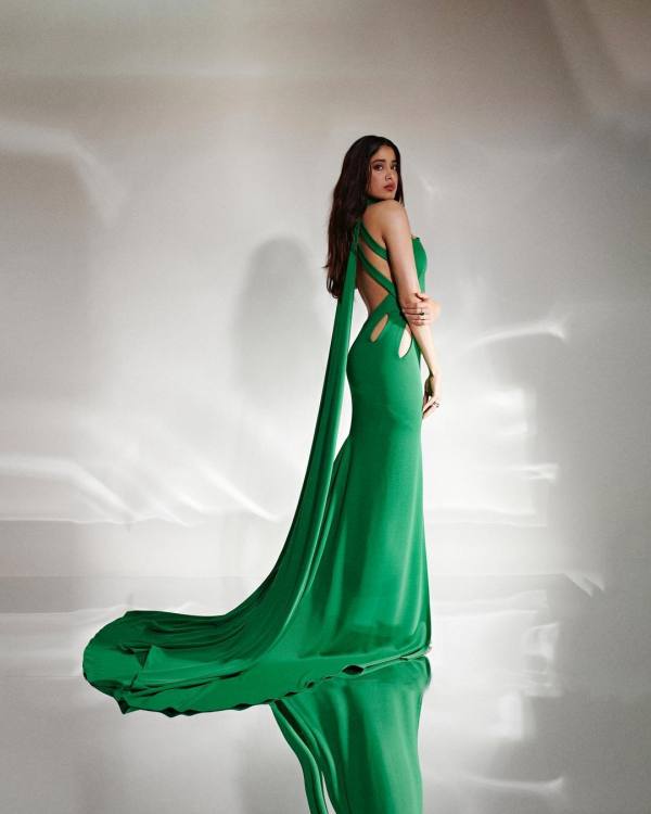 Jhanvi Kapoor cutout dress gets trolled in social media Jhanvi Kapoor cutout dress gets trolled in social media