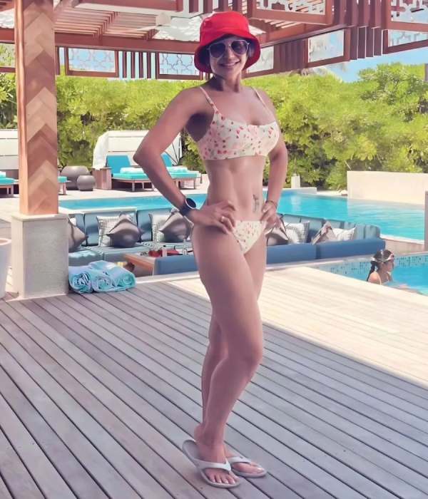 Actress Mandira bedi hot bikini photos from Maldives
