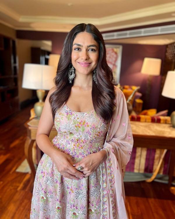 Mrunal Thakur gets a huge salary and beats Rashmika Mandanna 