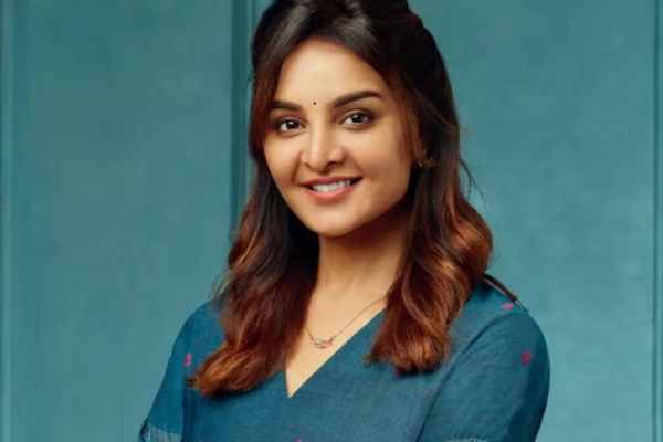 Manju Warriers car chased by young girl and Thunivu actress be kind with her 