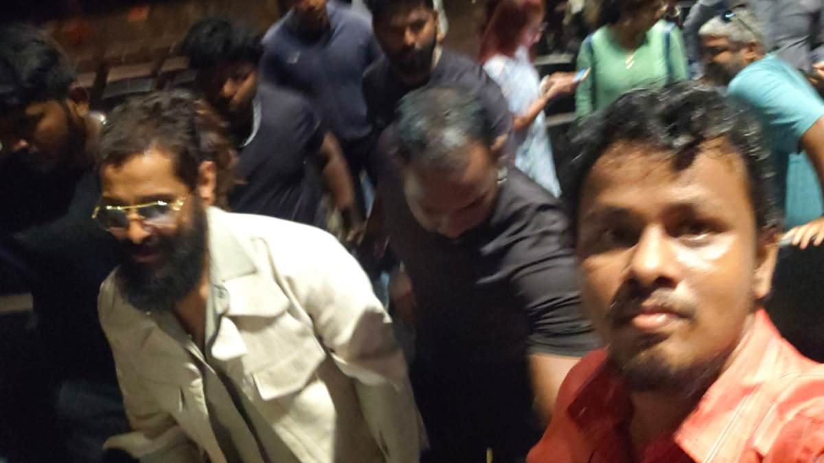  Ponniyin Selvan 2: Chiyaan Vikram watched Ponniyin Selvan 2 with fans