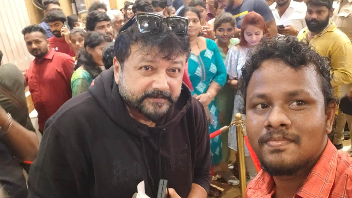  Ponniyin Selvan 2: Chiyaan Vikram watched Ponniyin Selvan 2 with fans